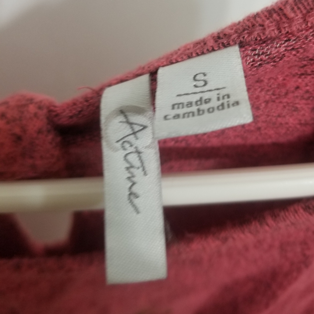 Red blouse with "Be Kind" in gold letters - Picture 4 of 6